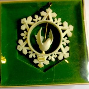 Vintage Hallmark Tree Trimmer Nostalgia Twirl-About White Dove Ornament 1978